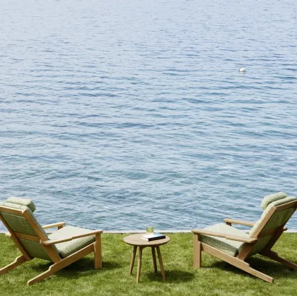 Poltroncina Relax Bali con struttura in legno massello di teak e rivestimento in tessuto imbottito di Varaschin