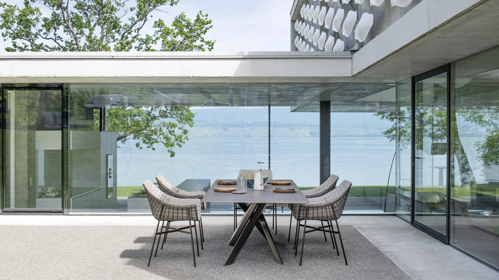 Sedia Summer Set Poltroncina in metallo e tessuto di Varaschin