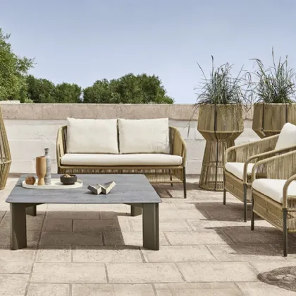 Tavolino quadrato Plinto in alluminio verniciato e top in HPL e ceramica bocciardata di Varaschin