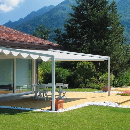 Pergola con copertura Alutecnic in tessuto PVC ignifugo, oscurante, impermeabile, altamente stabile e non soggetto ad allungamenti e cedimenti di Pratic