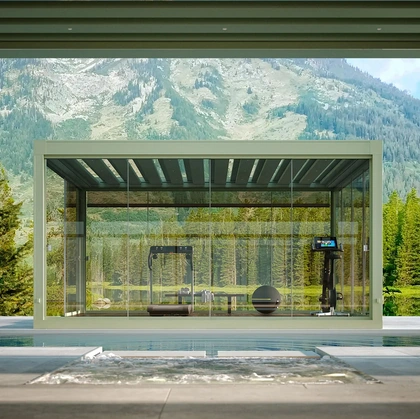 Pergola bioclimatica Carrera P con lame frangisole alternate di Pratic