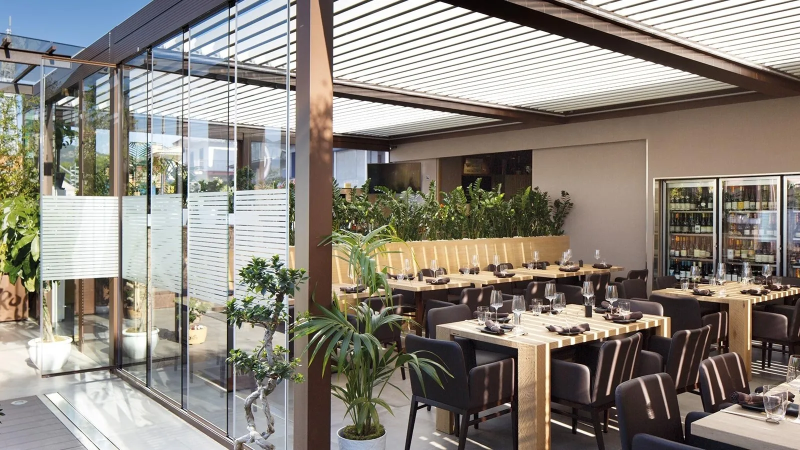 Pergola bioclimatica Med Twist addossata di Gibus