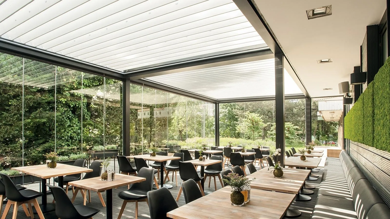 Pergola bioclimatica Med Twist addossata di Gibus