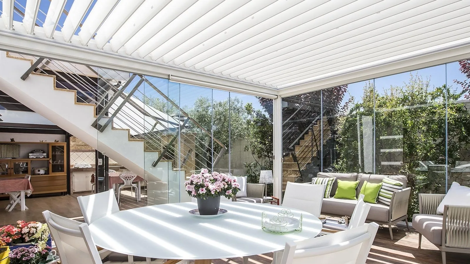 Pergola bioclimatica Med Twist addossata di Gibus