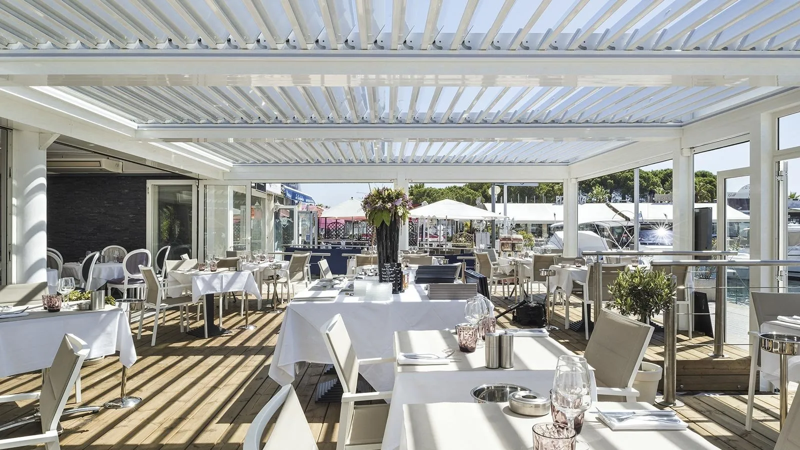 Pergola bioclimatica Med Twist addossata di Gibus