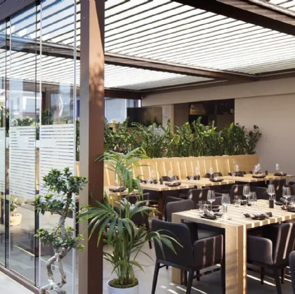 Pergola bioclimatica Med Twist addossata di Gibus