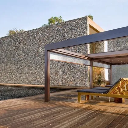 Pergola bioclimatica a isola con lame impacchettabili Velvet Plus di Gibus