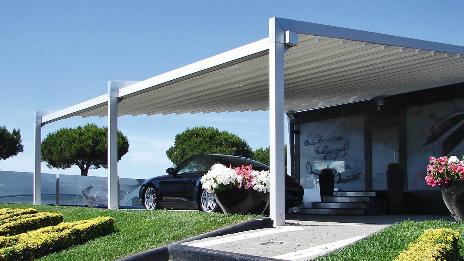 Pergola contemporanea dal design innovativo in alluminio con telo ad impacchettamento Evo di Pratic