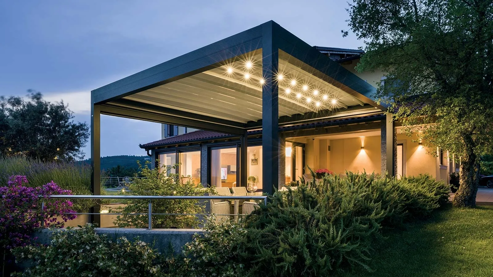 Pergola con copertura impacchettabile Med Zenit addossata di Gibus