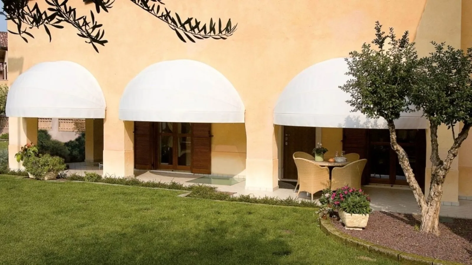 Tenda da sole Coppottina in tessuto bianco e alluminio di Gibus